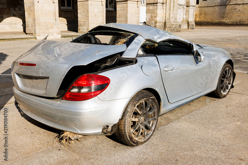 Foto Severely Damaged Silver Sports Car Displayed in a Public Square, Lugo, Spain