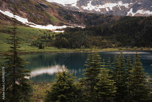 Cuadro en lienzo Scenic overlook of Upper Dewey Lake framed by alpine vegetation and jagged mount