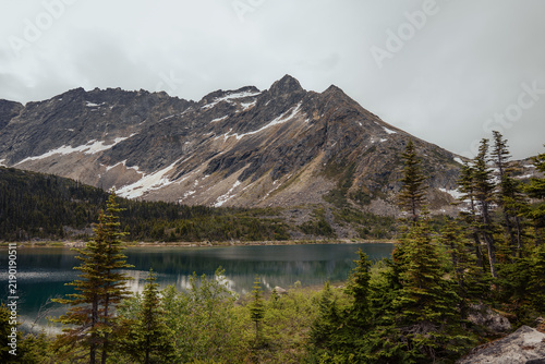 Konstfotografi Scenic overlook of Upper Dewey Lake framed by alpine vegetation and jagged mount