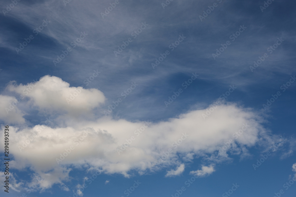 Obraz premium Dramatic White Cumulus Clouds Against a Blue Summer Sky