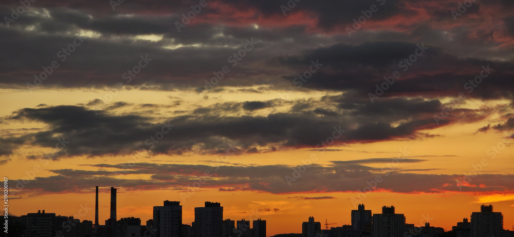 Obraz premium Pink dusk clouds over the Minsk skyline