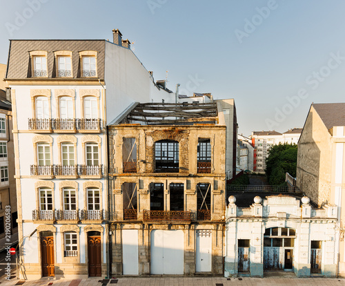 Foto Old and New Buildings Side-by-Side, Lugo, Spain