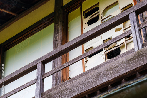 Obraz w ramie 古い木造建築の傷んだ壁と手すり