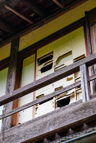 Plakat 傷んだ壁が残る木造建築の手すり