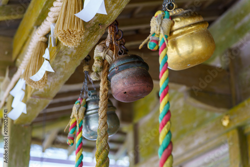 Plakat 神社の軒下に並ぶ鈴と鈴緒