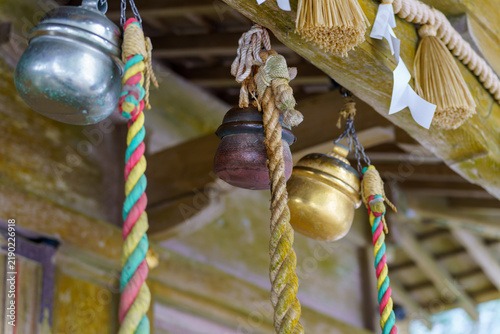 Obraz w ramie 神社の注連縄の下に並ぶ鈴