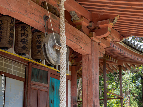 Plakat 木造寺院の軒下に下がる鰐口と提灯