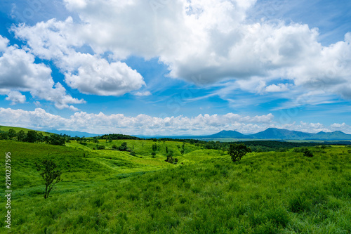 Naklejka 熊本県 瀬の本高原より阿蘇五岳を望む 夏の景色