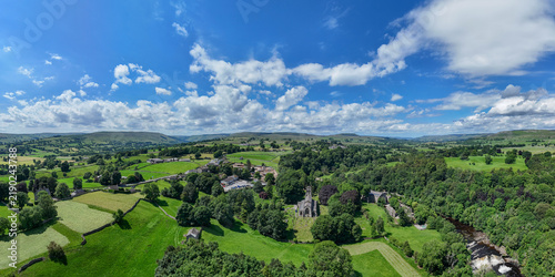 Luftaufnahme von St Andrew's Kirche und Aysgarth Falls unter weiß blauem Himmel