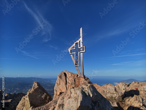 Une croix au sommet, en Corse