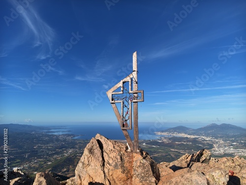 Une croix au sommet, en Corse