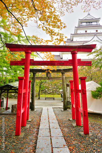 赤い鳥居の向こうに鶴ヶ城の天守 秋の会津若松 縦構図