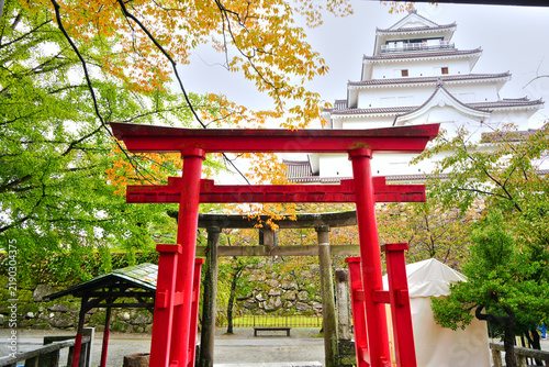 鶴ヶ城稲荷神社の赤い鳥居と天守 秋の会津若松
