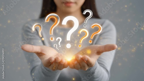 女性の開いた両手から白金色の疑問符と黄金の光粒子が浮かぶ