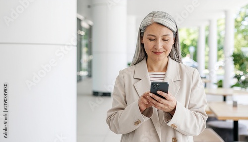 Obraz na płótnie スマホを見る女性