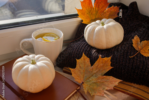 Obraz na plátně Cozy autumn vibe at home, natural fall decor and hot tea with lemon by the window close up