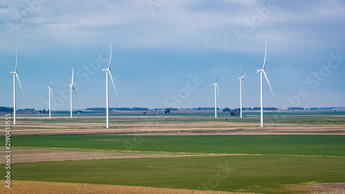 Fotografía Wind turbines on the horizon beyond agricultural fields in Argentina