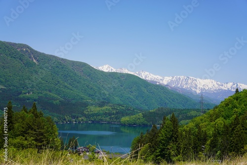 信州　新緑の青木湖と残雪の北アルプス　白馬三山　杓子岳　白馬鑓ヶ岳　白馬岳