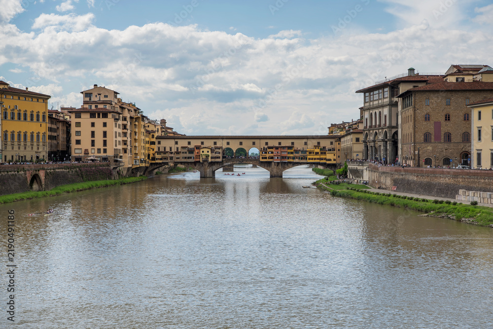 Fototapeta premium Ponte vecchio and the city of florence italy on a sunny day.