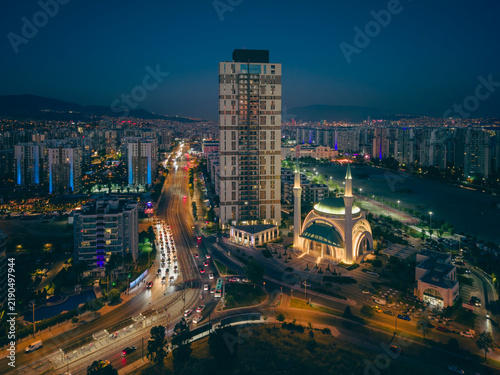 Foto Blue Hour Skyline and Waterfront in Mavişehir, Karşıyaka, Izmir, Turkey