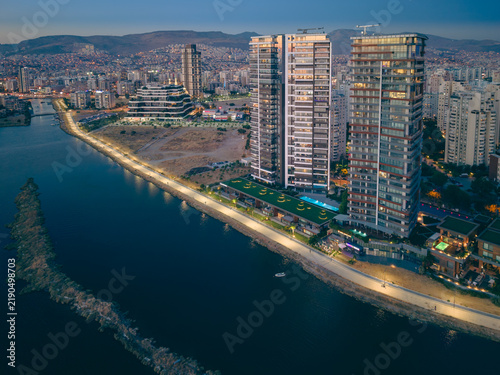 Foto Blue Hour Skyline and Waterfront in Mavişehir, Karşıyaka, Izmir, Turkey