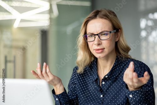 Canvastavla Workplace frustration and professional burnout, stressed woman looking at laptop screen with confusion and annoyance in modern office environment during business project deadline pressure and failure