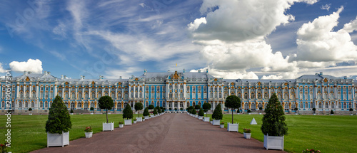 Canvastavla Ultra-wide panoramic view of Catherine Palace with formal gardens and expansive