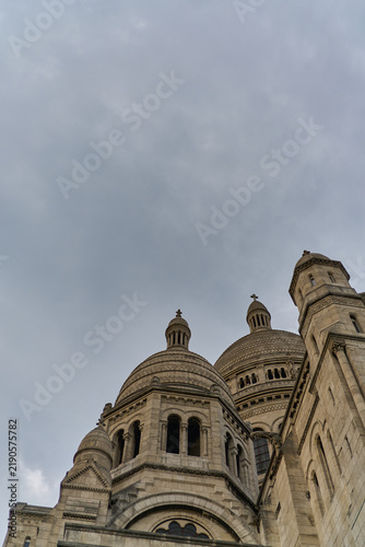 Canvastavla Sacre-coeur basilica domes against cloudy sky