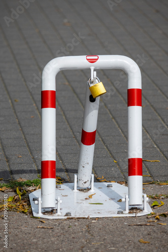 Canvastavla barrier for preventing entry and exit