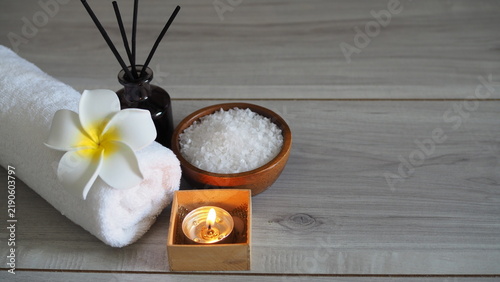 Foto Spa wellness arrangement featuring a rolled white towel decorated with a white p