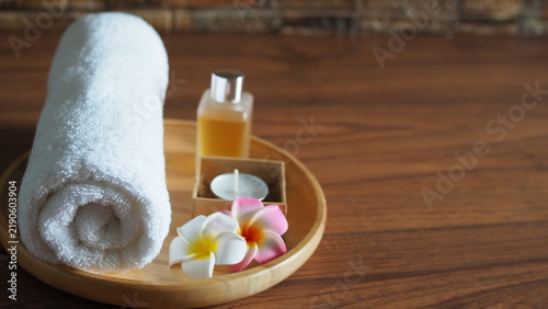 Obraz na plátně Spa wellness arrangement set on a round wooden tray with a rolled white towel, p