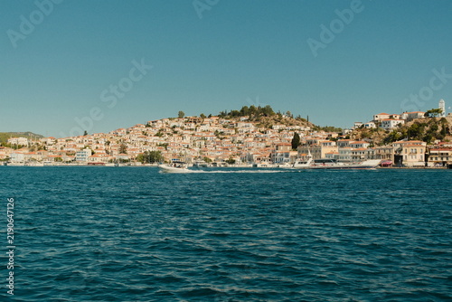 Foto Scenic coastal village, photographic style, on a blue sea background, conveying
