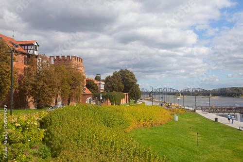 Cuadro en lienzo Bulwar nad Wisłą w Toruniu, Polska, The Vistula River Boulevard in Toruń, Poland