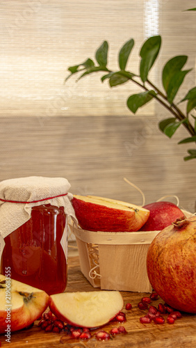 Foto Celebration of Rosh Hashanah with traditional foods