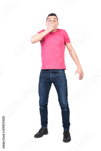 фотографія Full body man in casual clothes looking at camera with shock and covering mouth