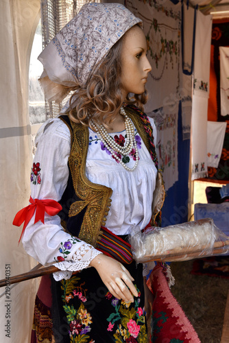 Tapety artystyczne Mannequin in traditional eastern european folk costume with embroidery and spinning distaff