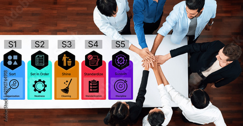 Foto Team Collaboration on 5S Methodology for Workplace Organization and Efficiency Improvement with Diverse Group of Professionals Focused on Success