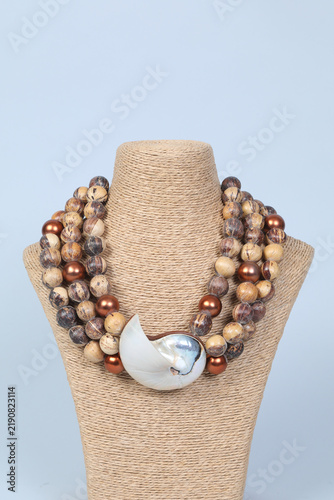 Konstfotografi Bijou vintage composé de perles et d'un pendentif sur un support en jute