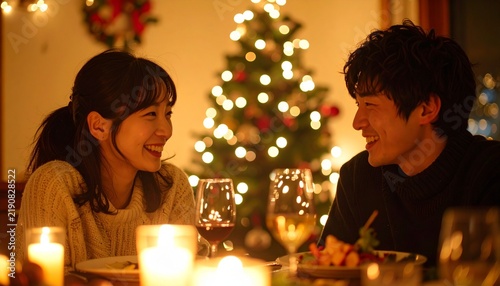 キャンドルを灯しクリスマスを祝うカップル
