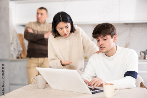 Canvastavla Girl persuades a young guy to stop playing computer games