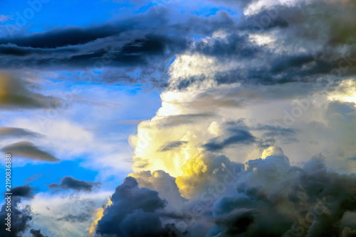 Cumulonembo in formazione al tramonto con nuvole basse temporalesche