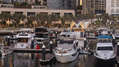 Foto Luxury yachts moored at a modern waterfront marina in Dubai
