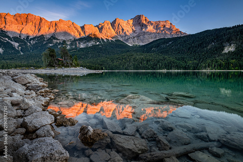 Картината върху платно Alpenglühen über der Zugspitze am Eibsee