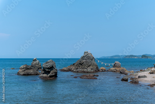 青空と綺麗な海に鎮座する夫婦岩と二見蛙
