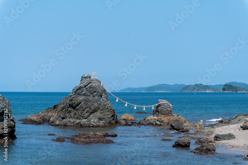 青空と綺麗な海に鎮座する夫婦岩と二見蛙