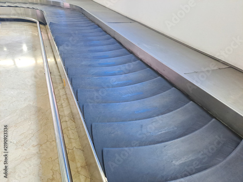 Empty baggage claim conveyor belt at an airport terminal
