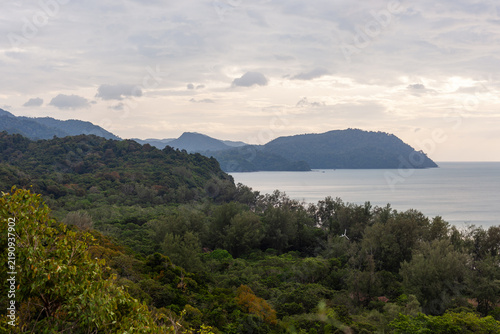 фотографія Koh Tarutao island with lush greenery and distant mountains