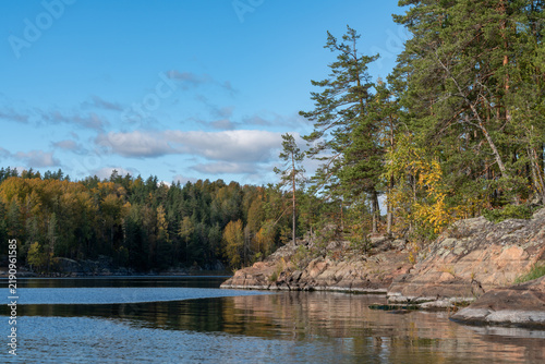 Cuadro en lienzo Rocky shores of Lake Ladoga near the village of Lumivaara on a sunny autumn day,