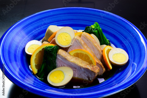 Plakat 厚切りの煮豚と味付け卵を青い大皿に盛り付けた和食料理