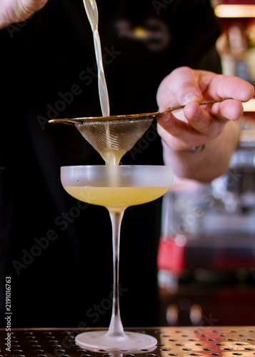 Foto Pouring cocktail